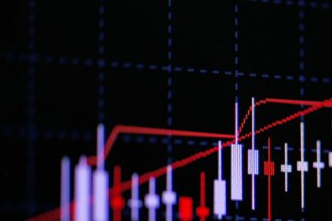 A股市场今日仍然双双低开，沪深两市成交总额较前日减少412亿元