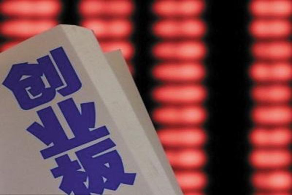 三大指数持续下行，创业板指一度跌至2592.42点，失守2600点关口