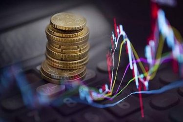 A股三大指数持续增长，白酒、饮料制造板块涨幅快速