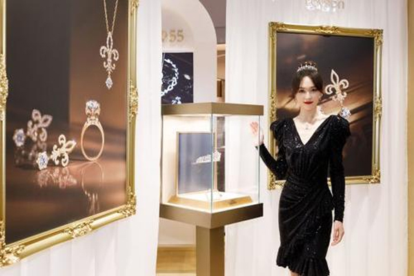 沪市珠宝董事涉嫌职务侵占被调查，公司及时履行信息披露义务